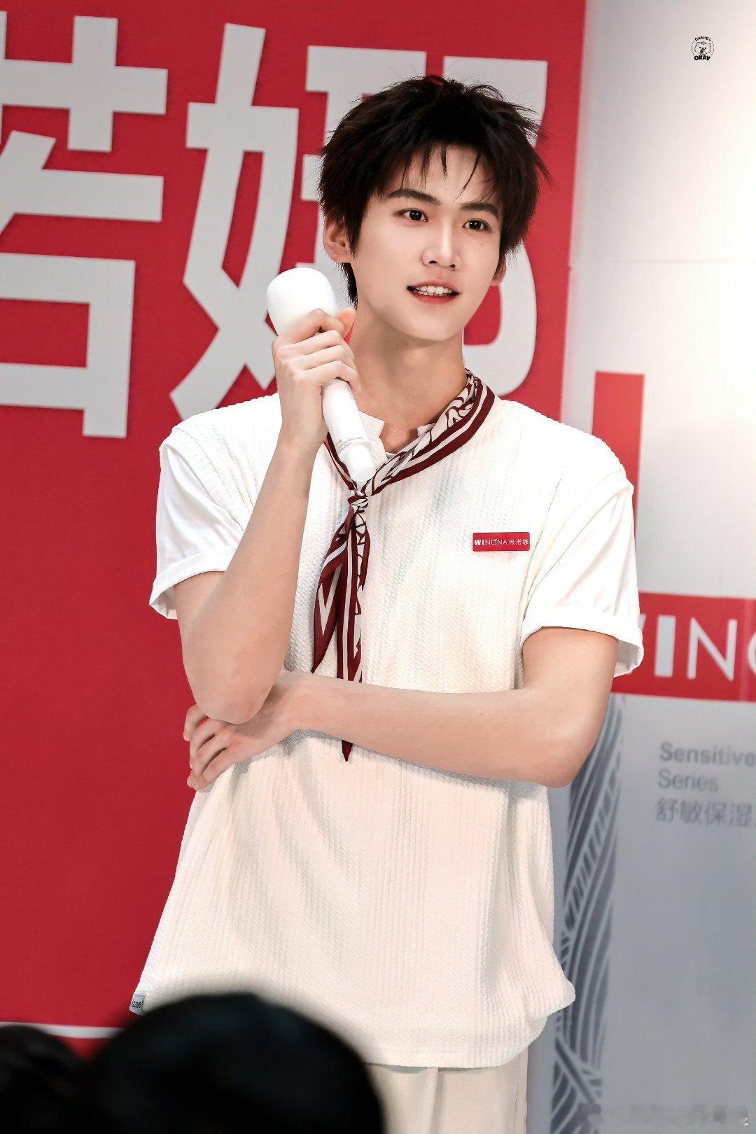 周柯宇今天线下活动饭拍，好元气+清爽。 