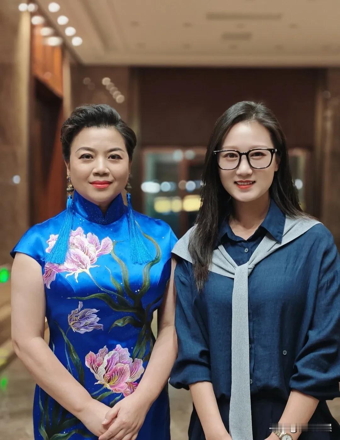 著名女高音歌唱家张也现身河南演出，57岁的她，发量好多，五官大气，皮肤挺白的，身