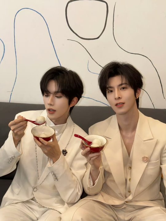 黄星邱鼎杰元宵节营业黄星邱鼎杰元宵节合照黄星邱鼎杰元宵节营业 