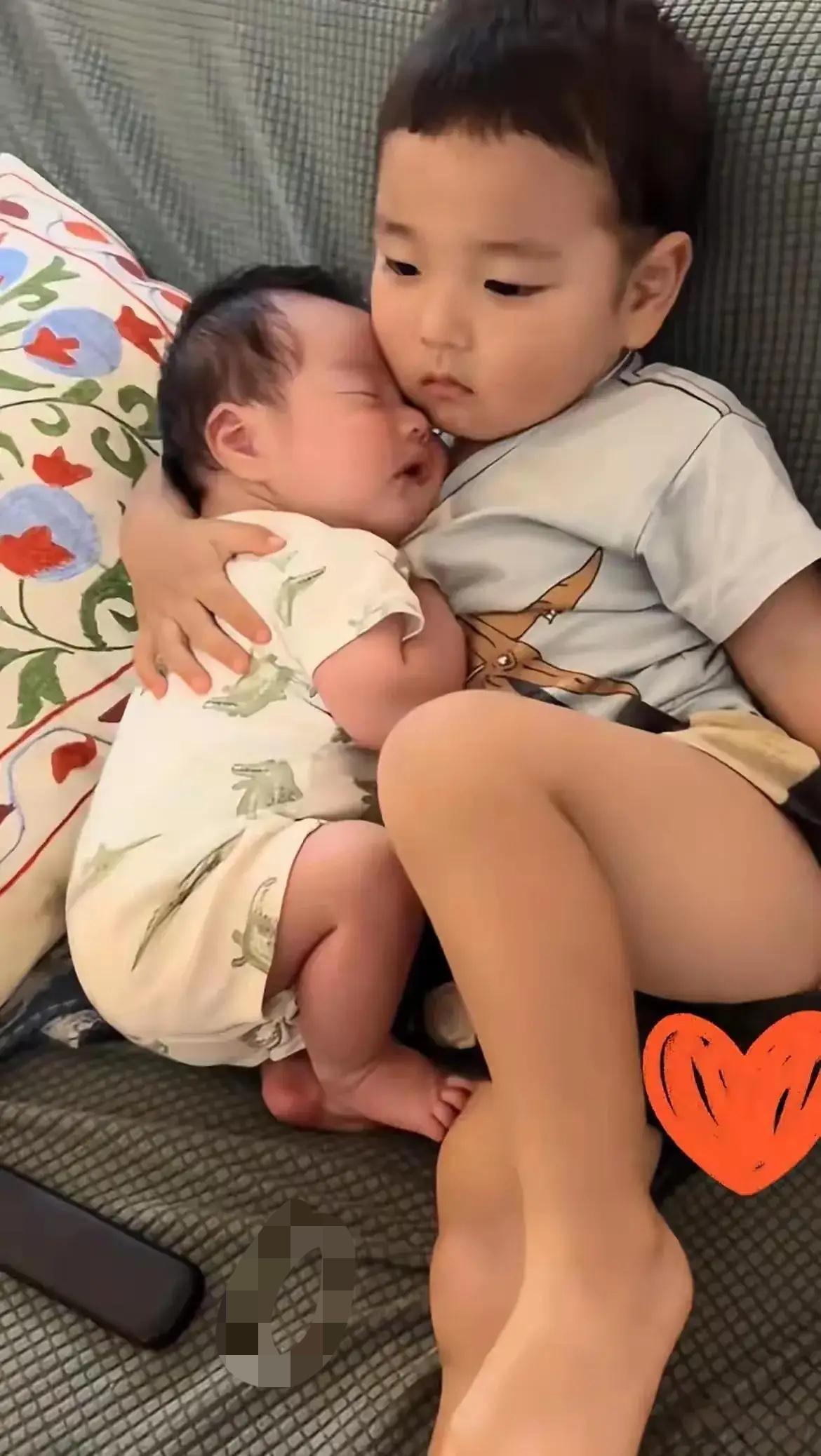 趁着小儿子睡着了，我说出去买点菜，让大儿子在家里看着点，结果回来看到这一幕，大儿