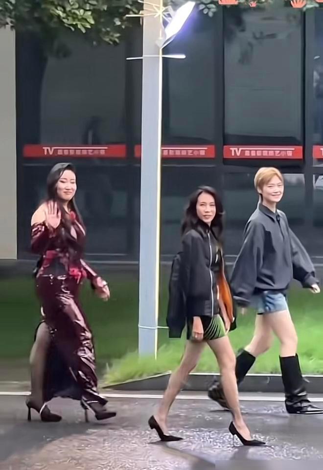 看到莫文蔚那个新闻了。56岁，演唱会现场图，身上一点多余的肉都没有。
我盯着那张