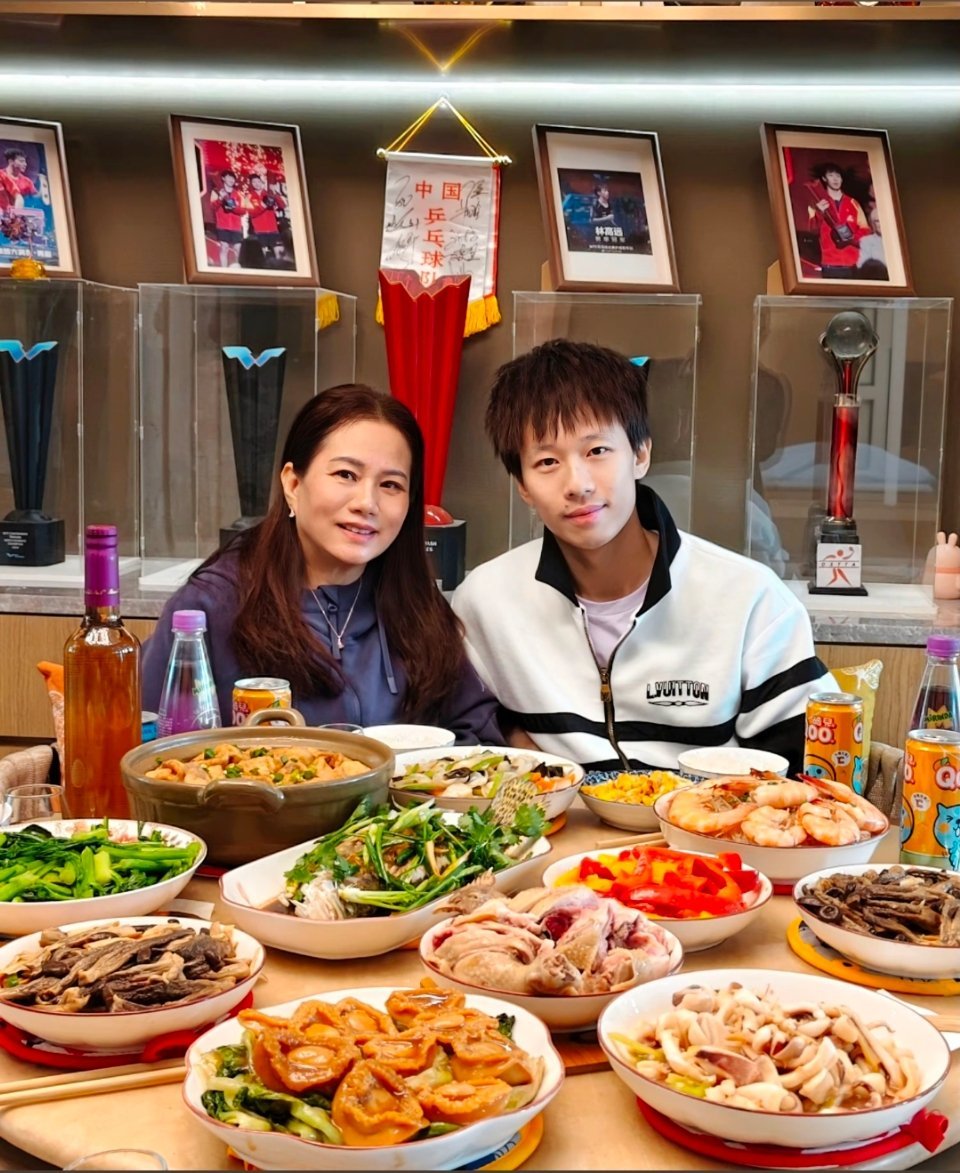 林高远发动态：【过年喝了阿妈靓汤，贡献了一道炒鸡蛋，大家新年快乐🎉】祝林高远和