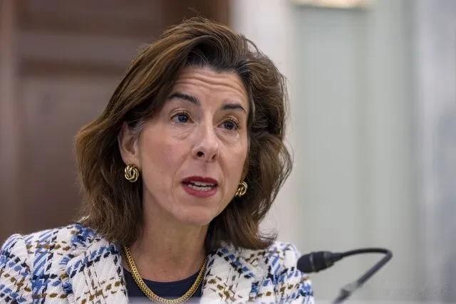 美国商务部长雷蒙多昨天说：对中国的出口限制会减少部分美国芯片企业的收入，但这是值