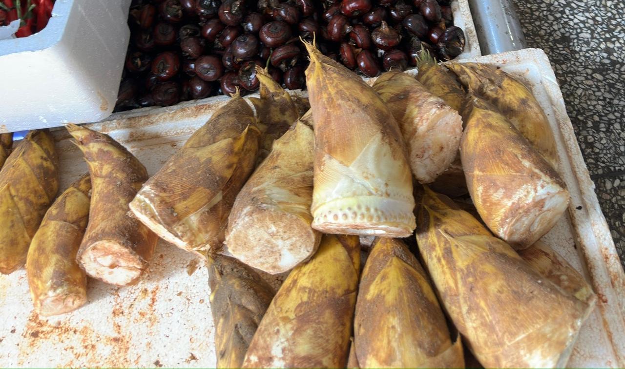 农贸市场的卖菜老爷爷明明带了收款二维码，又为啥希望顾客现金支付呢？

午后的农贸