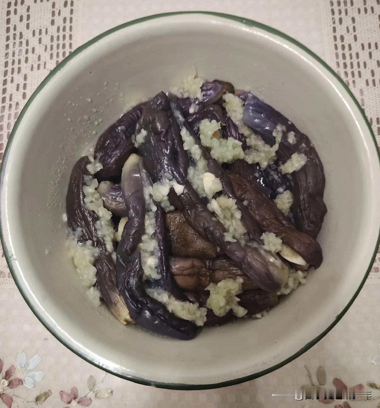 昨天到超市看见卖茄子，挺新鲜的，突然感觉腌蒜茄子正合适，就买了三斤。
说做就做，