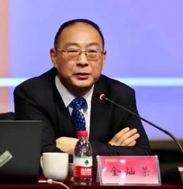 金灿荣在社交媒体上连着发了好几条，急得就差把“拖不得了”四个字刻在脑门上。一个常