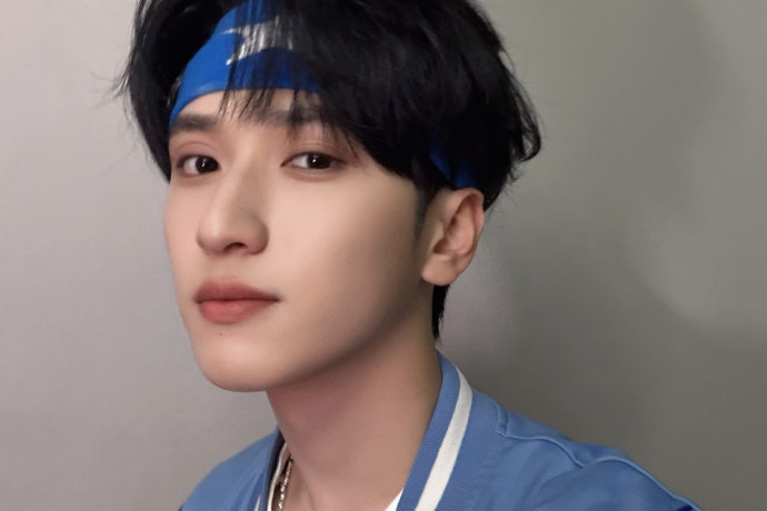 严浩翔蓝发带自拍严浩翔今天的自拍 严浩翔今天的自拍，是严浩翔蓝发带自拍，是满分清