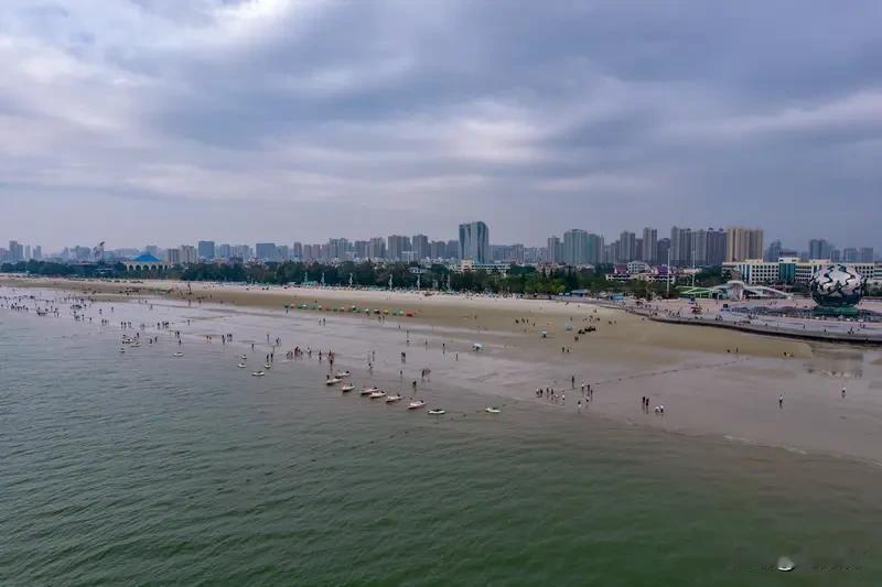 女游客称在北海银滩遭快艇人员围堵 女游客说在北海银滩被快艇人员围堵，这事在网上可