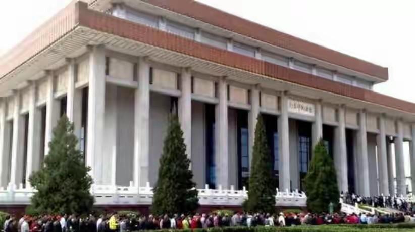 毛主席纪念堂建成了，

可他生前其实不想搞这个。

人们哭着喊着要建，工厂工人、