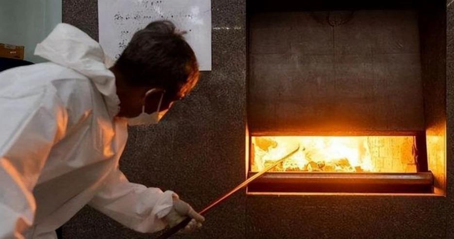 一位火葬场老师傅把话挑明了：人烧完剩下的那点东西，压根不值得你花几万块往家请。一