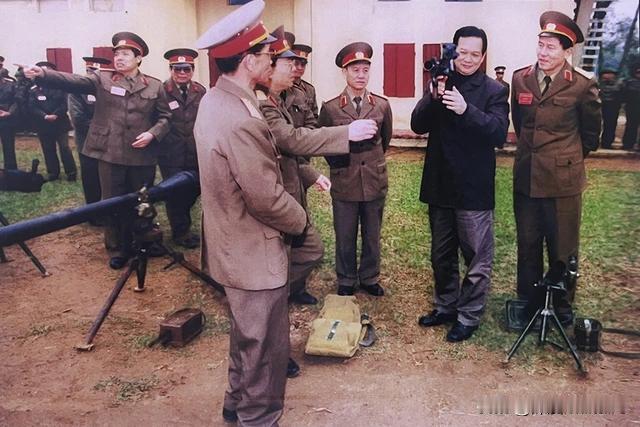2002年，越南总理（第二位）检查了由武器研究所设计和制造的武器