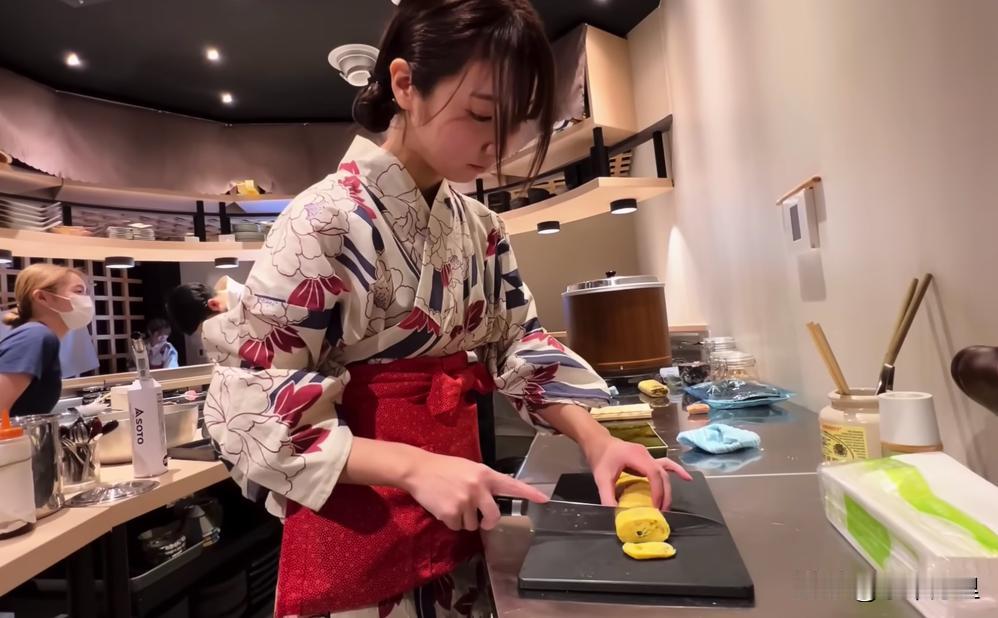 泪目！8年前，我资助外甥女去日本学厨师，2年共开销10万，她很争气，回国后就经营