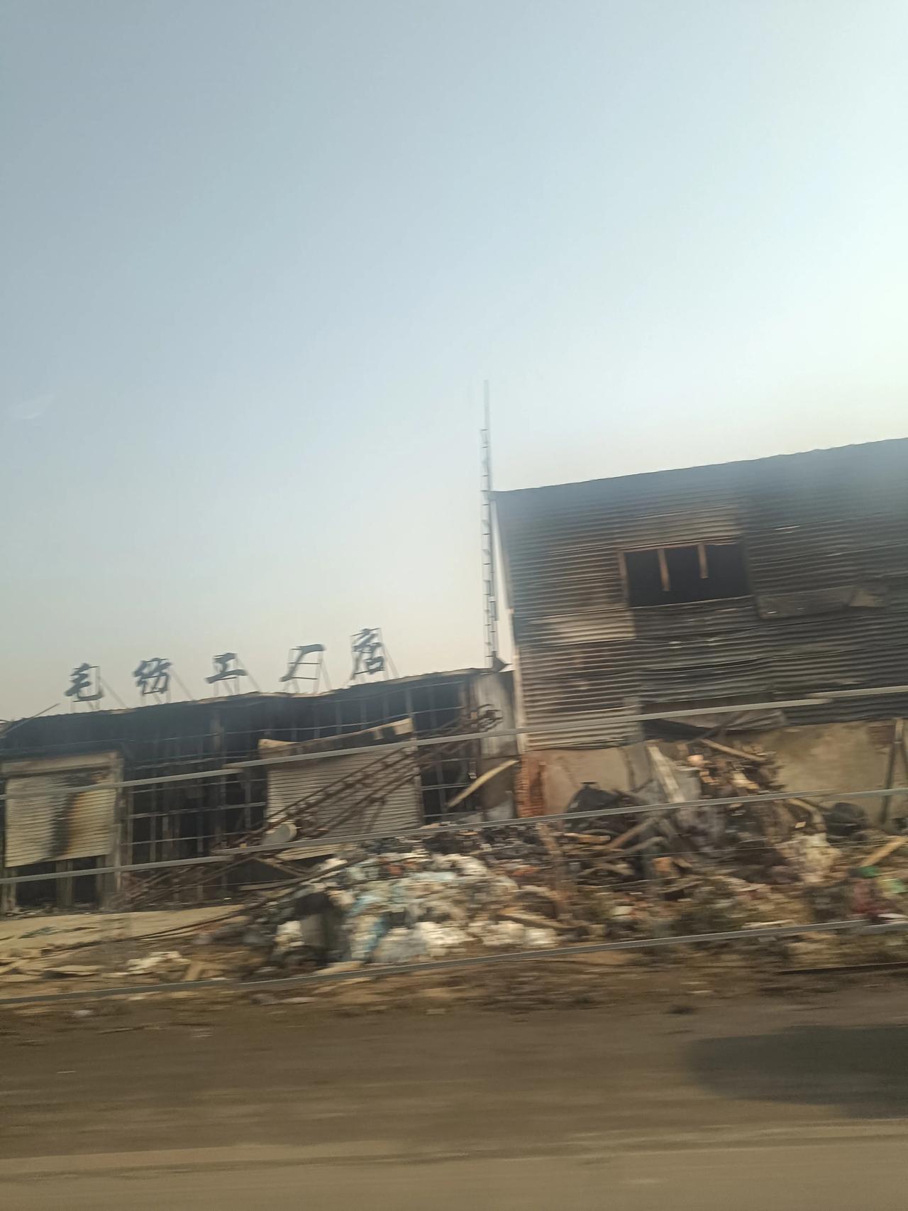 一把大火化为灰烬啊，这要过年了，这么多年辛苦经营变成这样，真的是太可惜了啊，真的