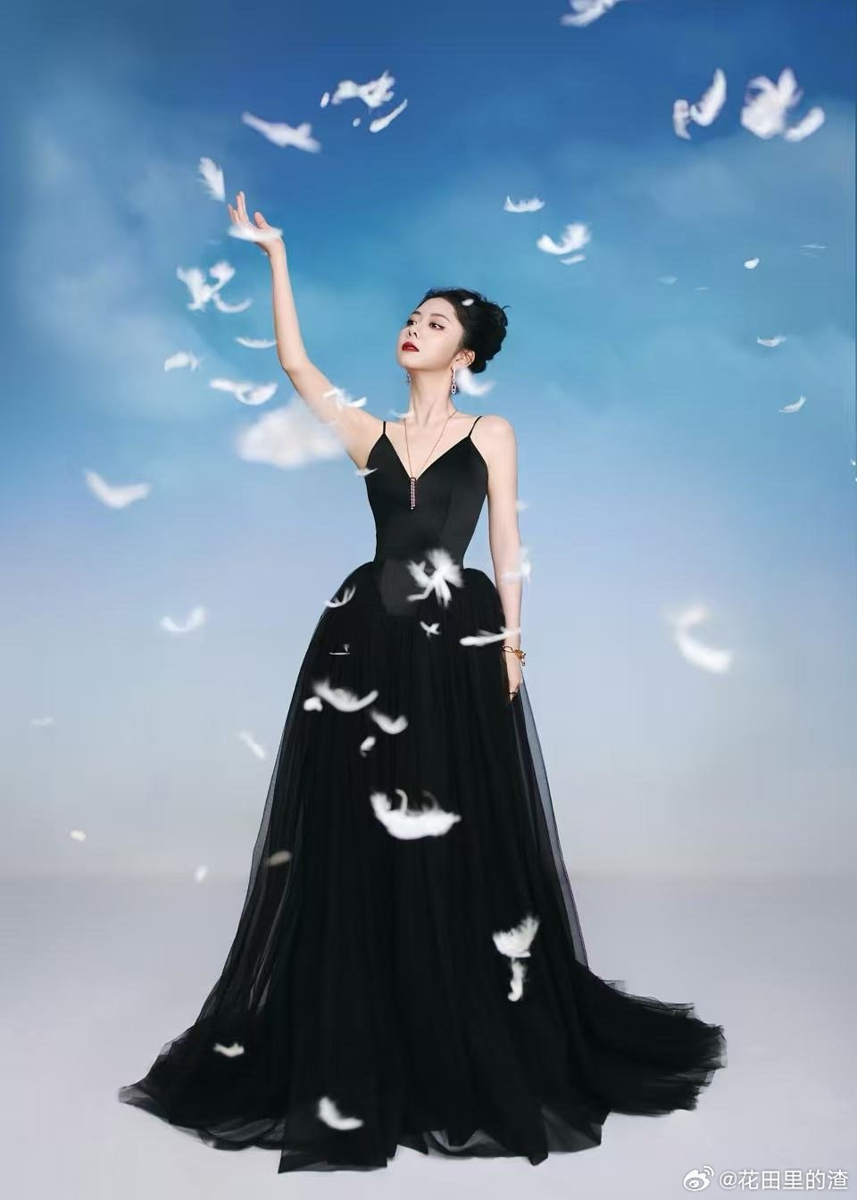 谭松韵黑天鹅纱裙谭松韵黑天鹅 第二届金熊猫盛典的谭松韵美到犯规！黑天鹅纱裙衬得她
