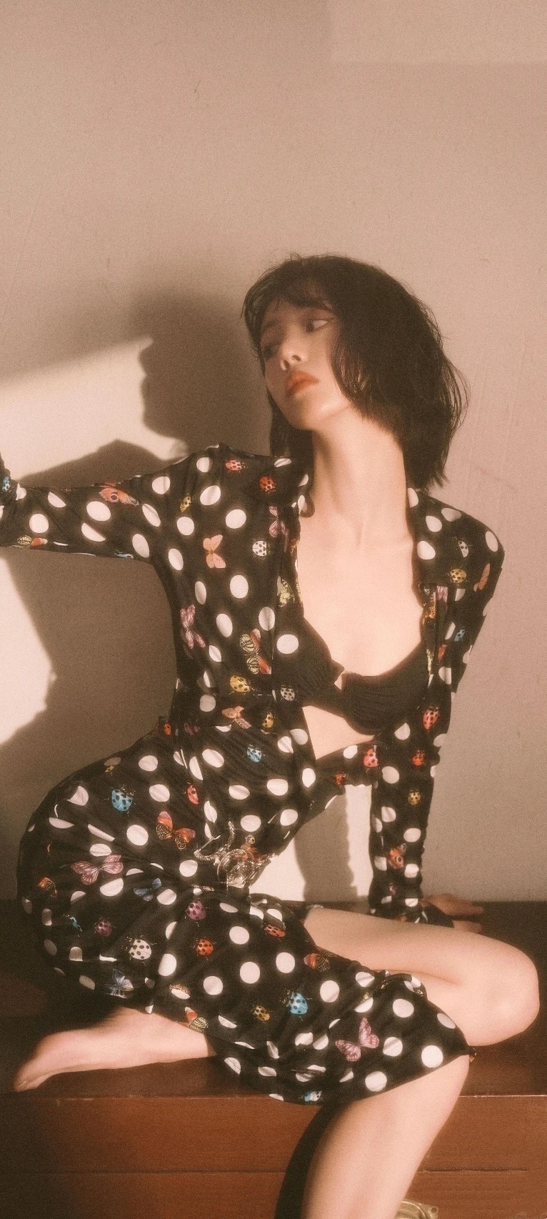李溪芮全屏手机壁纸精选：腿精姐姐光脚丫美腿美图集。李溪芮