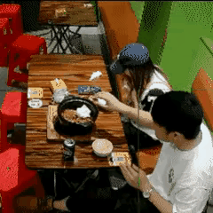 近日，重庆。一对年轻情侣在餐厅用完餐，正准备起身离开，接下来男生的操作，简直让人