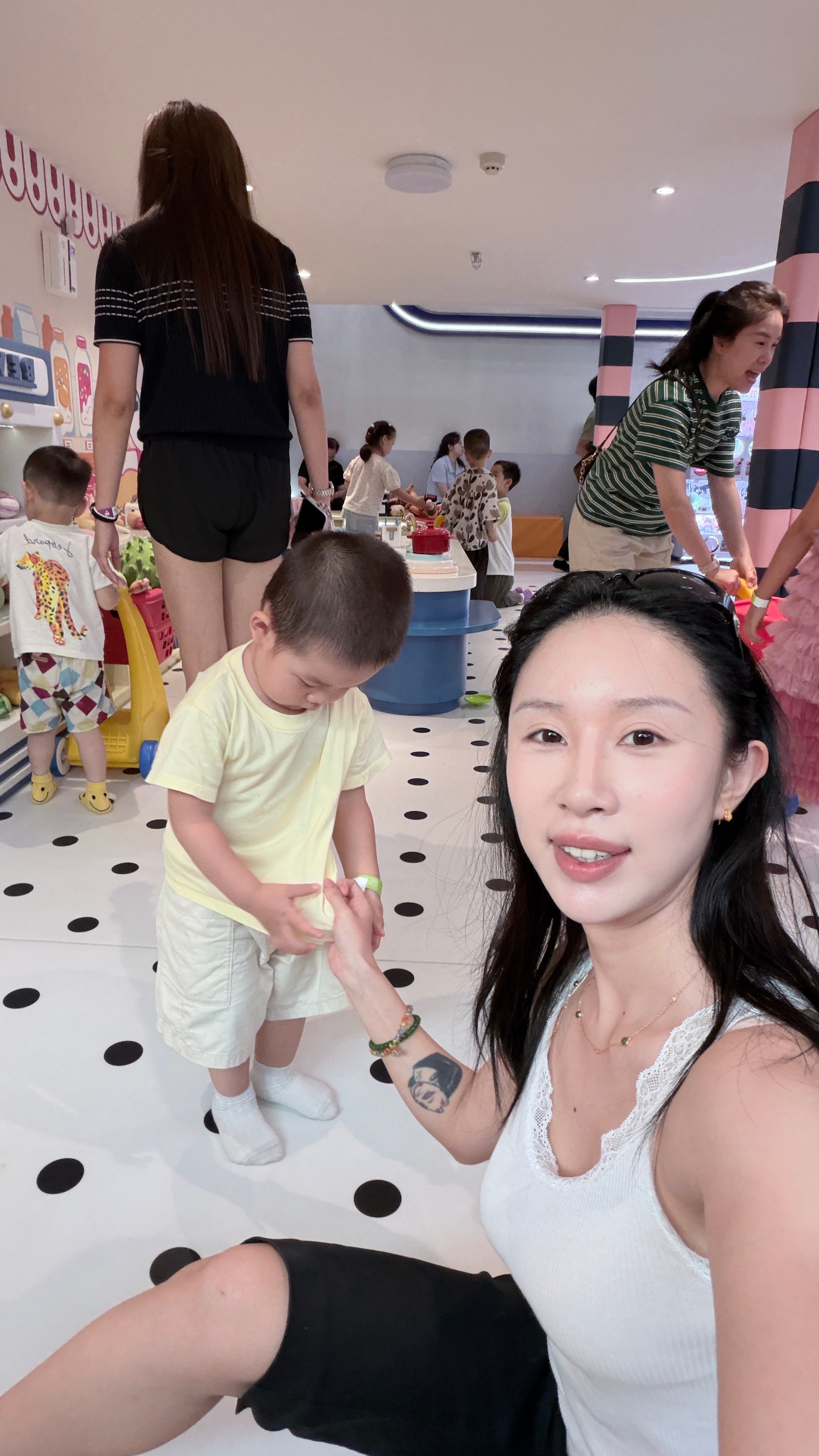 本人小孩缘非常不错 跟米米玩的时候 会围过来好多小朋友想和我玩  但是他们不想跟