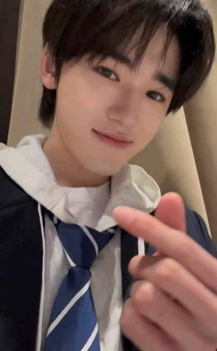 太萌了！宋亚轩饭撒自拍宋亚轩小狗耳朵自拍