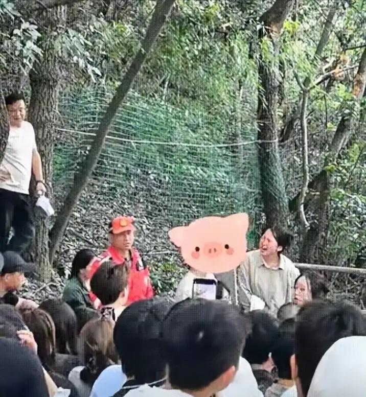 4月27日，女子和闺蜜爬山游玩，碰到了男友和另一个闺蜜同游，结果女子不敢置信地崩