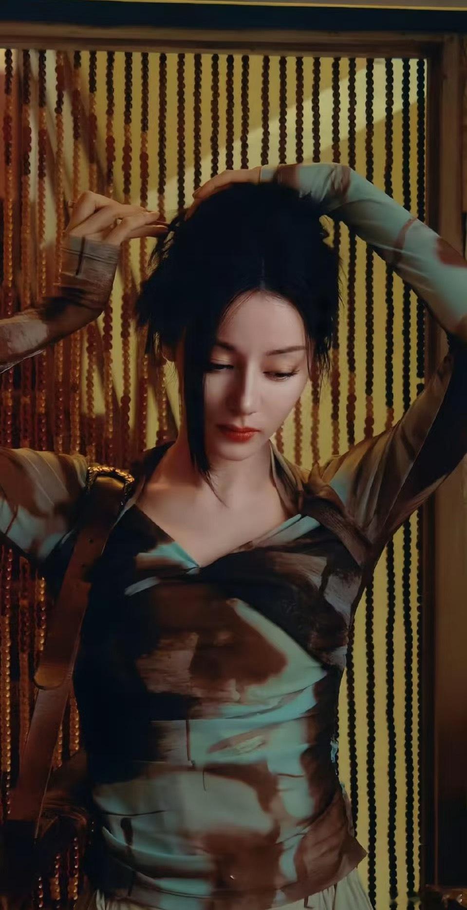 说热巴孤单的怕是没看过她给粉丝写EP的样子~无人机应援还特意叮嘱别花钱，这暖心互