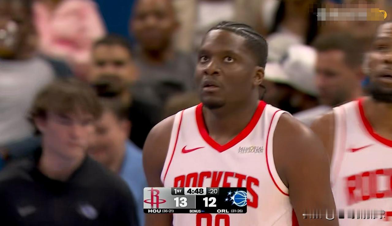 火箭老将卡佩拉真是让人赞不绝口！在今天火箭客场挑战魔术的比赛中，目前双方半场战罢