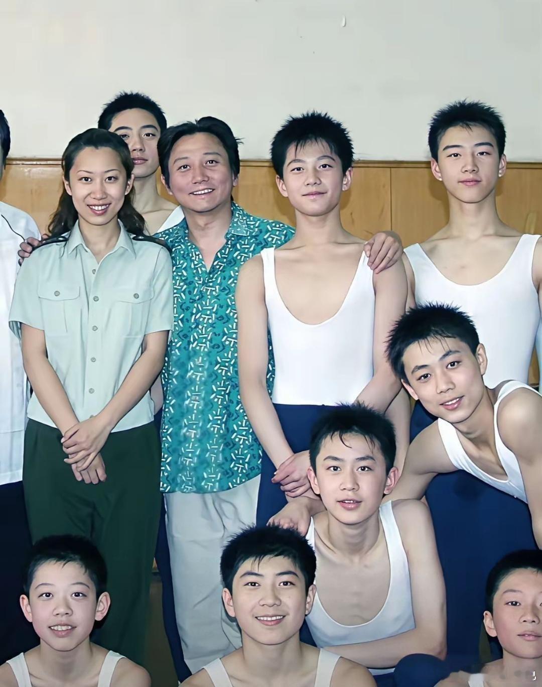 上学‎那‏‏⁠会儿杨洋﻿确实长得挺‎清秀的，不‏‏过他身边﻿的同学颜‎值也⁠⁠不