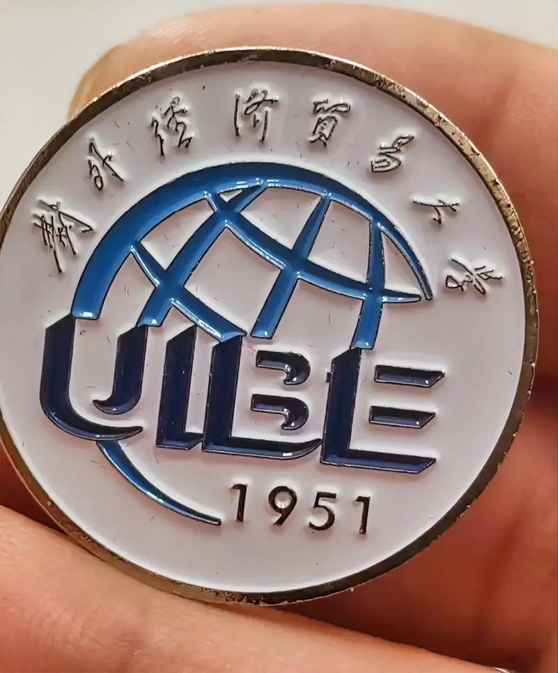 对外经济贸易大学1951年的校徽
      这校徽可太有特色了。它整体设计很有