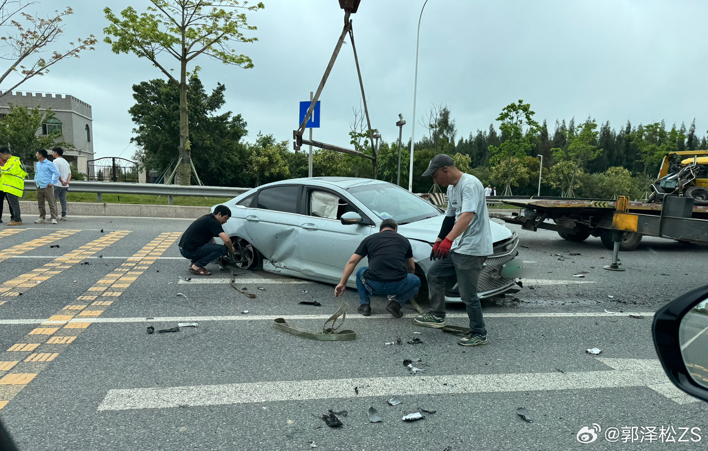 福州新区附近车真少，沿海公路也很宽，正在感叹太适合拍摄了…然后就遇见一起车祸（汽