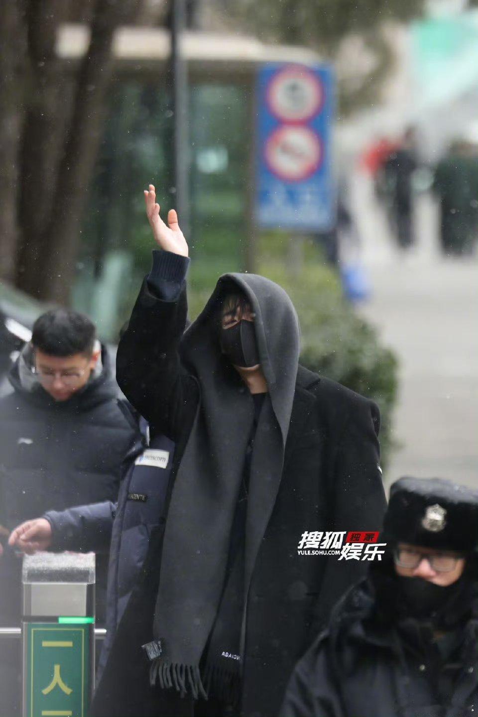 雪落肩头自带滤镜，黑大衣踏雪而来的氛围感封神！刘宇宁马年春晚带妆联排路透直击，1