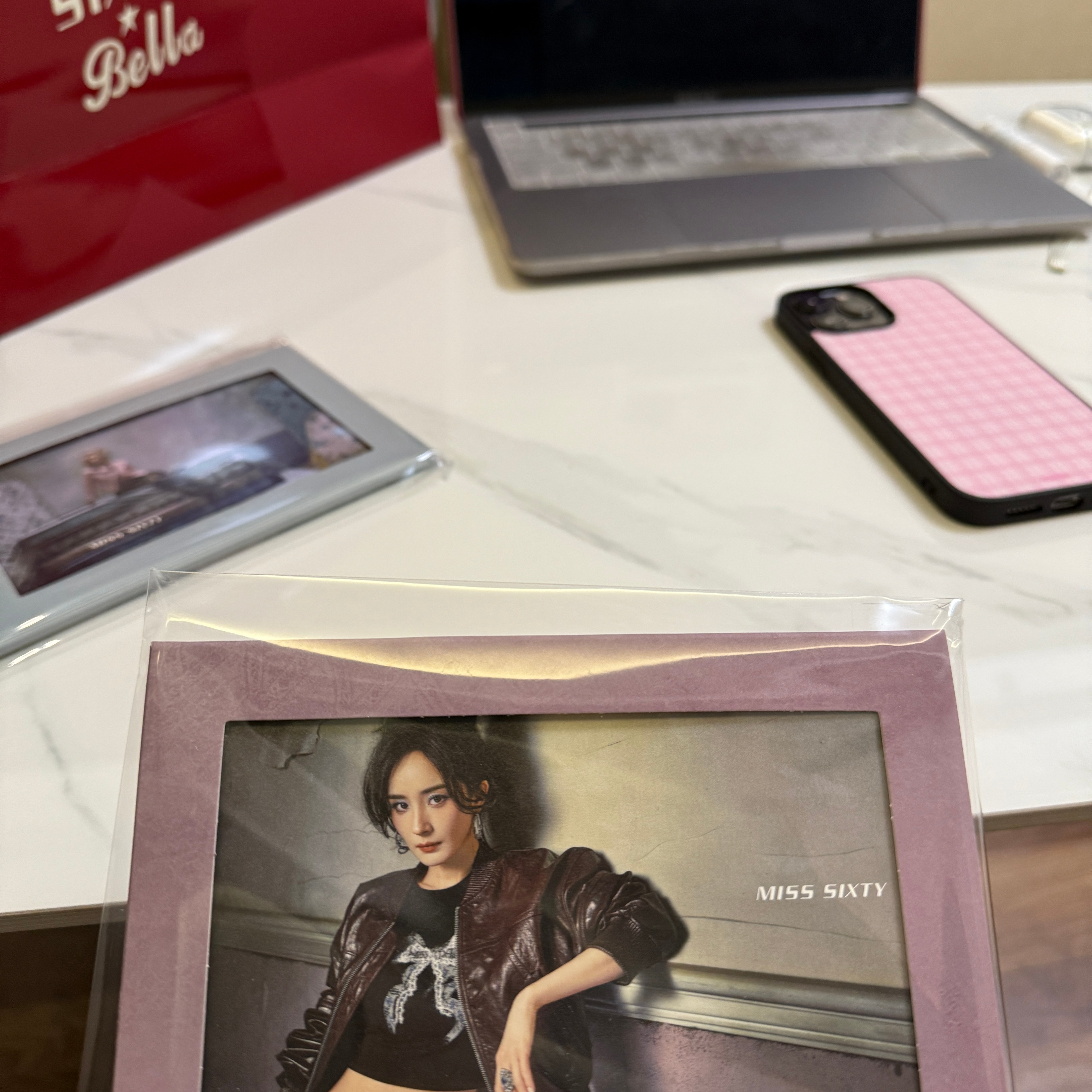 有谁喜欢幂吗 买了这个牌子的裤子送了很多她的小卡 我可以寄给你