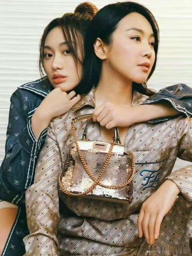 关晓彤邹元清都是闫妮的女儿关晓彤邹元清真假女儿凑一起了惊喜同框！一个是闫妮现实中