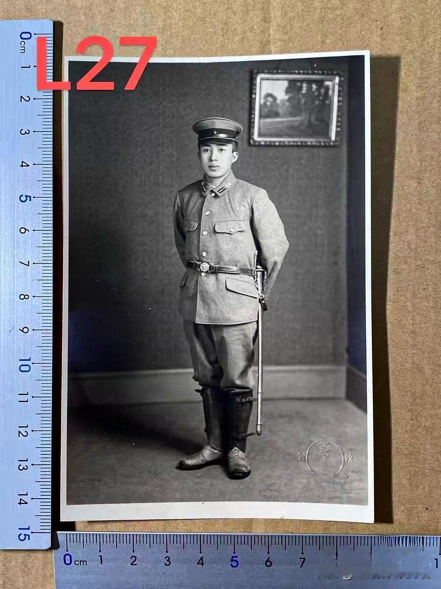 这是一张日军士兵的私人照片。这张照片只有15厘米长，按比例计算，这日军的身高估计
