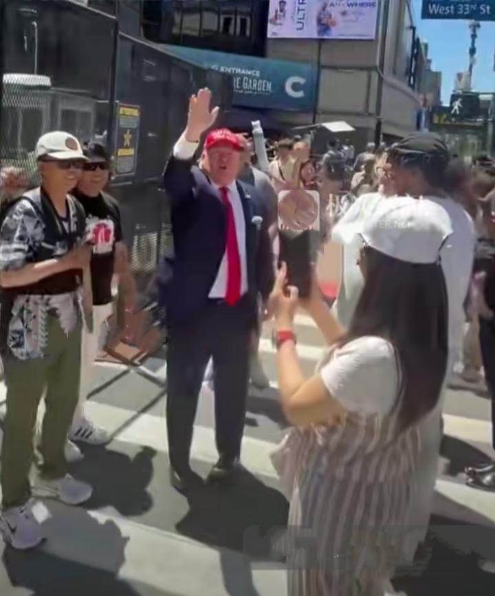 特朗普亲临美职篮总决赛赛场观战！
     今天（当地时间6月8日晚），美国总统