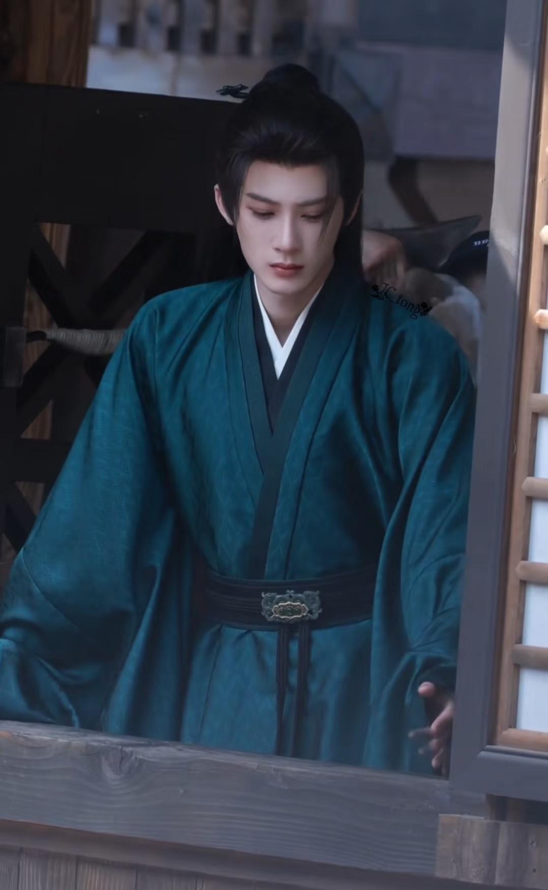 檀健次《何不同舟渡》今日路透，今天是墨绿色外衣，衣料在光影下泛着温润质感，有一种