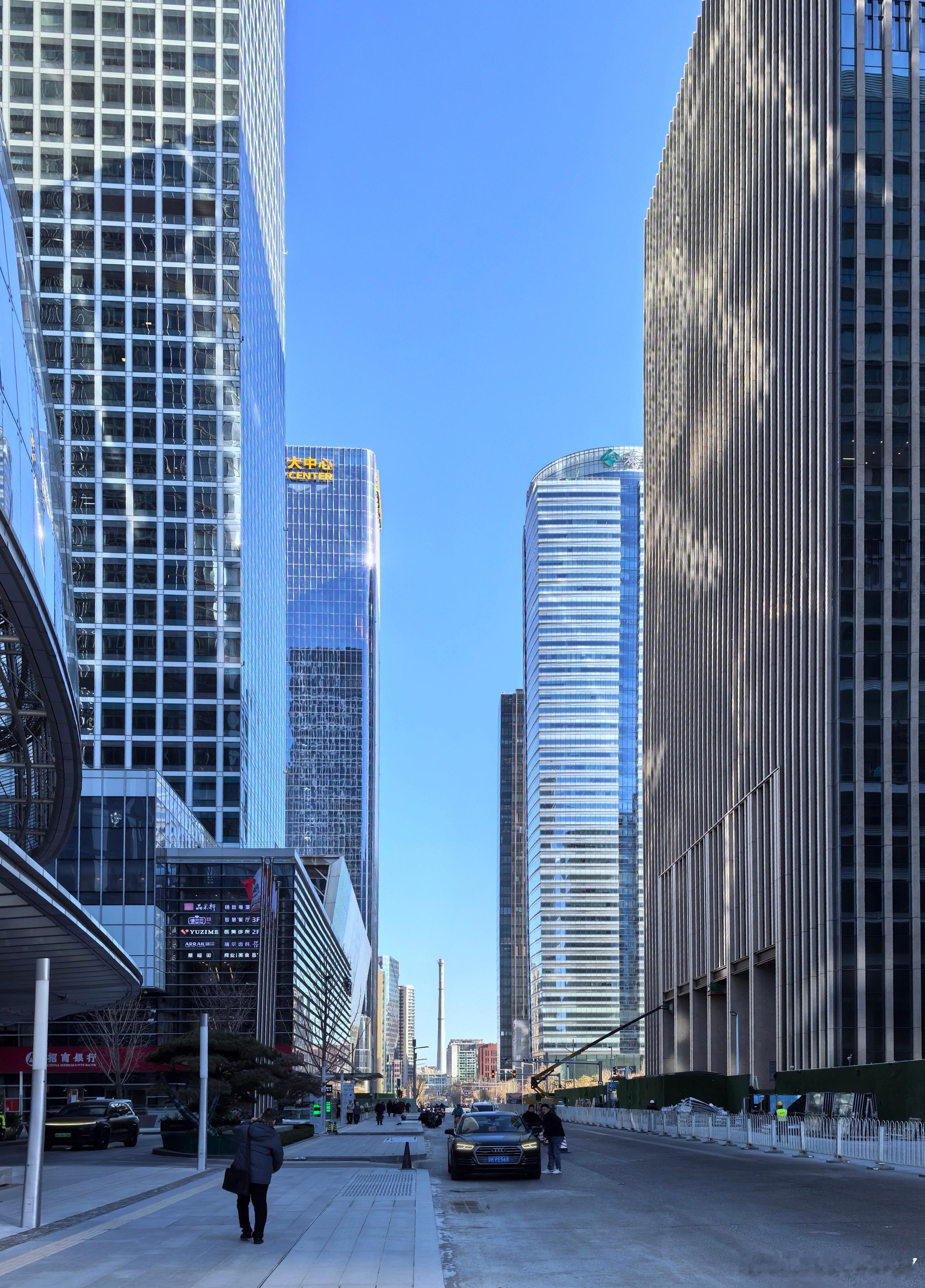 漫步首都街头，抬头就是澄澈如洗的蓝天，远眺可见黛色如画的西山，一周不擦皮鞋再也不