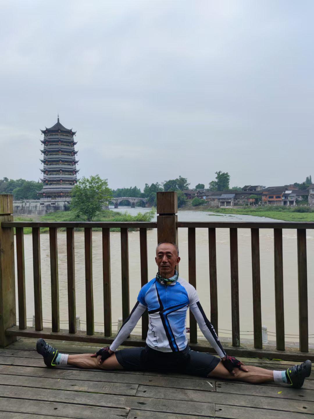 下车就不是PK自己了，单手拿用嘴剥开，吃完丢公路边田里，瓶盖还是用嘴开，骑行服有
