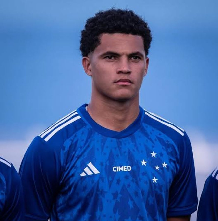 多特蒙德黄黑普鲁士 斯基拉：多特蒙德正在与克鲁塞罗就17岁左后卫库阿桑托斯的转会