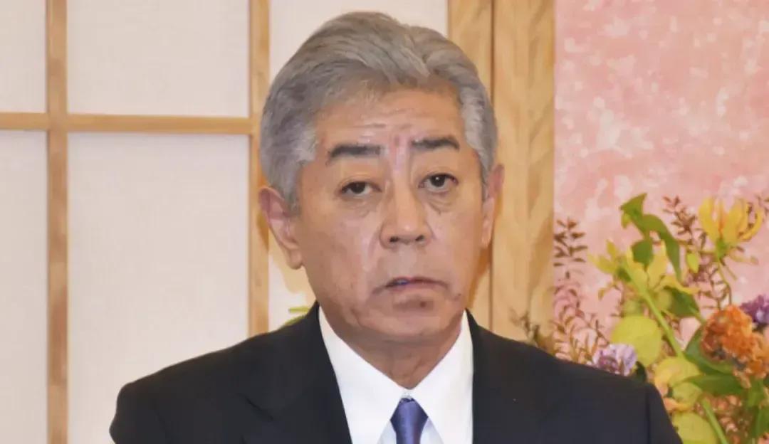 石破茂当上日本首相后，支持率低得可怜，还被人举报政治资金问题。这哥们儿在演讲里说
