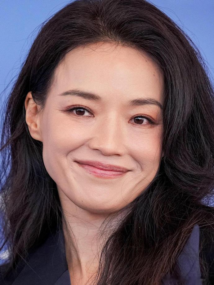 舒淇外媒镜头下的皮肤状态 外媒镜头下的舒淇，真美女不惧怼脸拍！ 外媒镜头下的舒淇