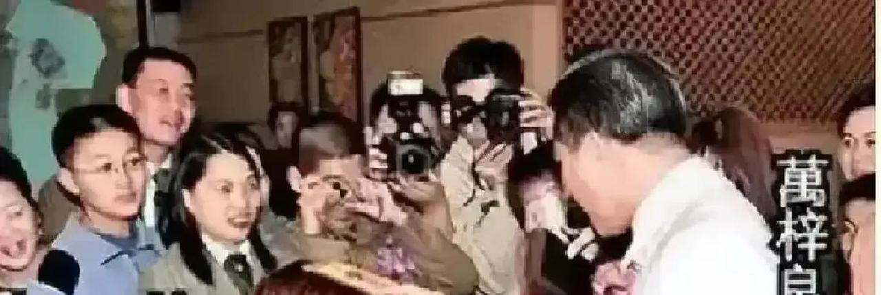 林家栋每月给万梓良打3万
 
三十年前万梓良把新人林家栋叫到角落，塞了个红包，没