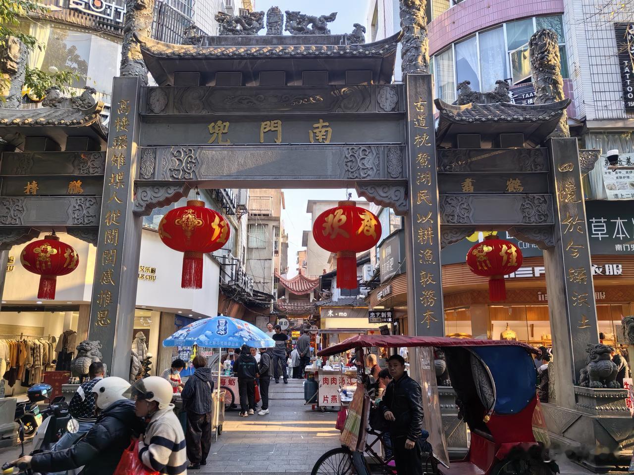 宁德“南门兜”真是个宝藏美食老街。它北接“德化桥”，南邻“战场溪”，名字源于高空