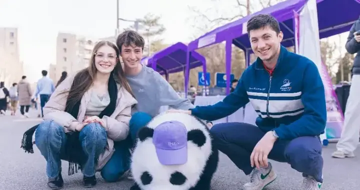 魔法原子机器熊猫“原宝”亮相清华创协招新，筑具身智能人才生态