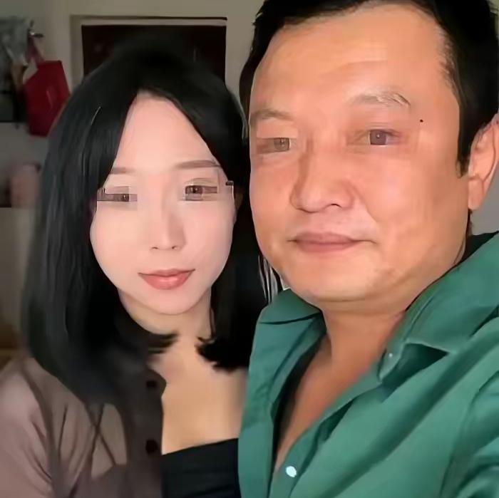 你绝对想不到，一个19岁女大学生，执意闪婚53岁大叔，一胎生了三个宝宝。可孩子刚