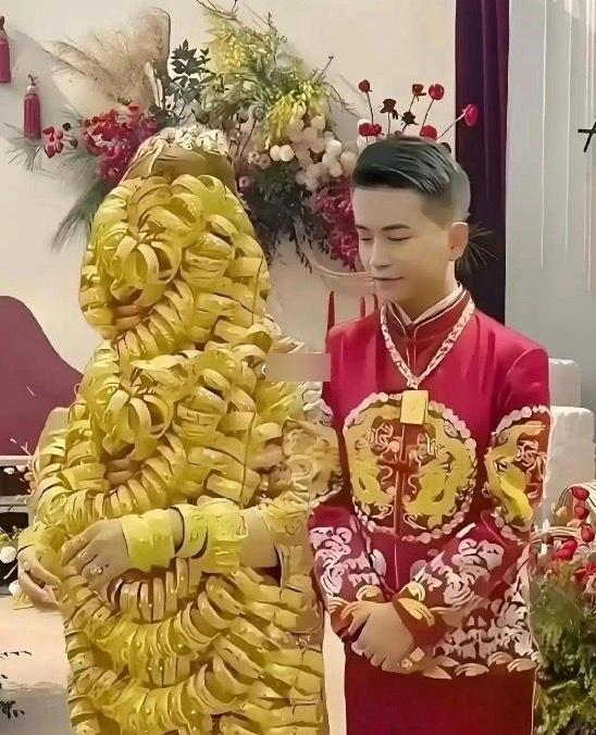 新郎的嘴角都压不住了，
这哪是结婚啊，
明明是挖了一个金矿。