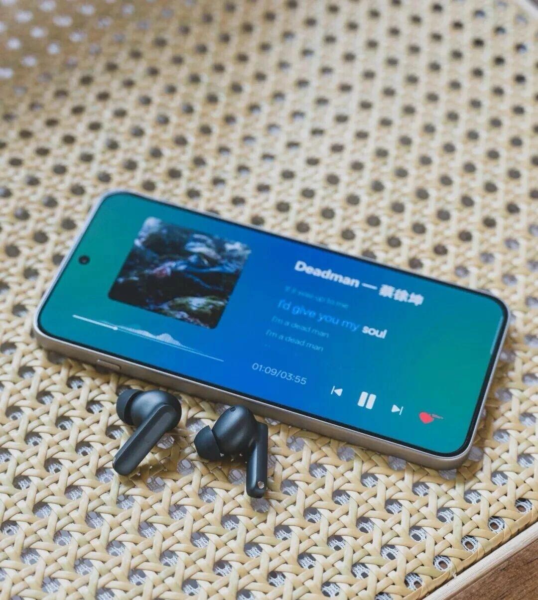 一加 Buds 4上手体验小编手上的一加 Buds 4「深空灰」也使用了一段时间