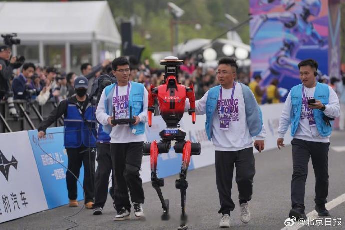 【荣耀闪电2026机器人半马夺冠】荣耀闪电打破人类半马纪录 4月19日，2026