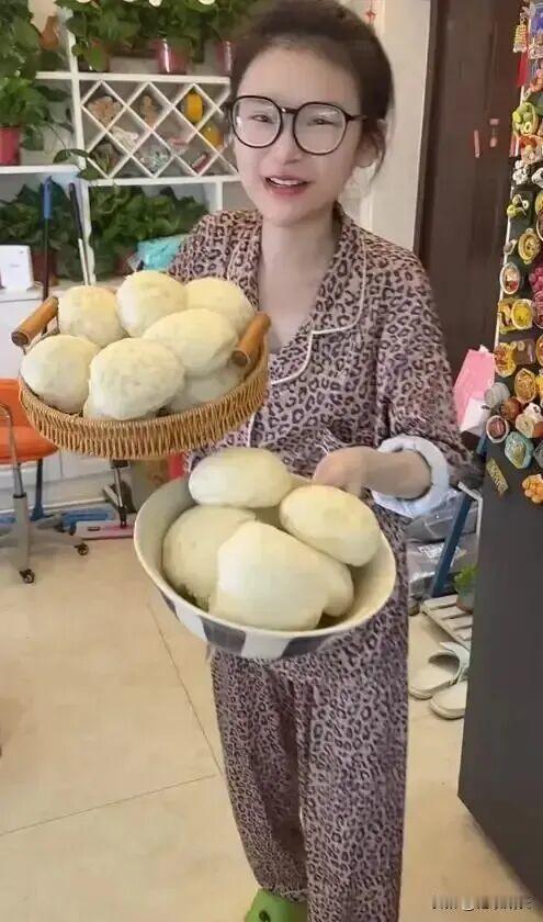 24岁女吃播去世
曾经的一场直播吃了60多个皮蛋
她的最后一条视频发布于8月14