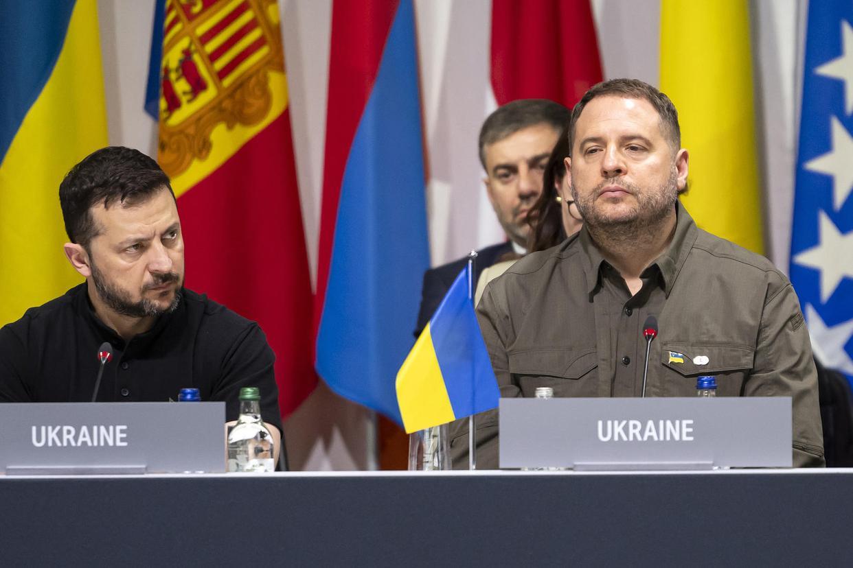 2022年2月24日，俄罗斯入侵开始后，很多人打电话给叶尔马克，要求他劝说泽连斯