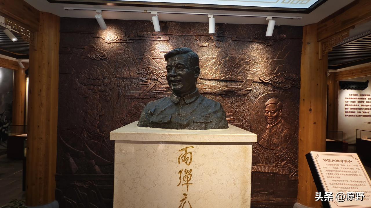 你还知道哪些邓稼先的感人细节?邓稼先隐姓埋名投身戈壁，舍小家赴国难。以毕生心血铸