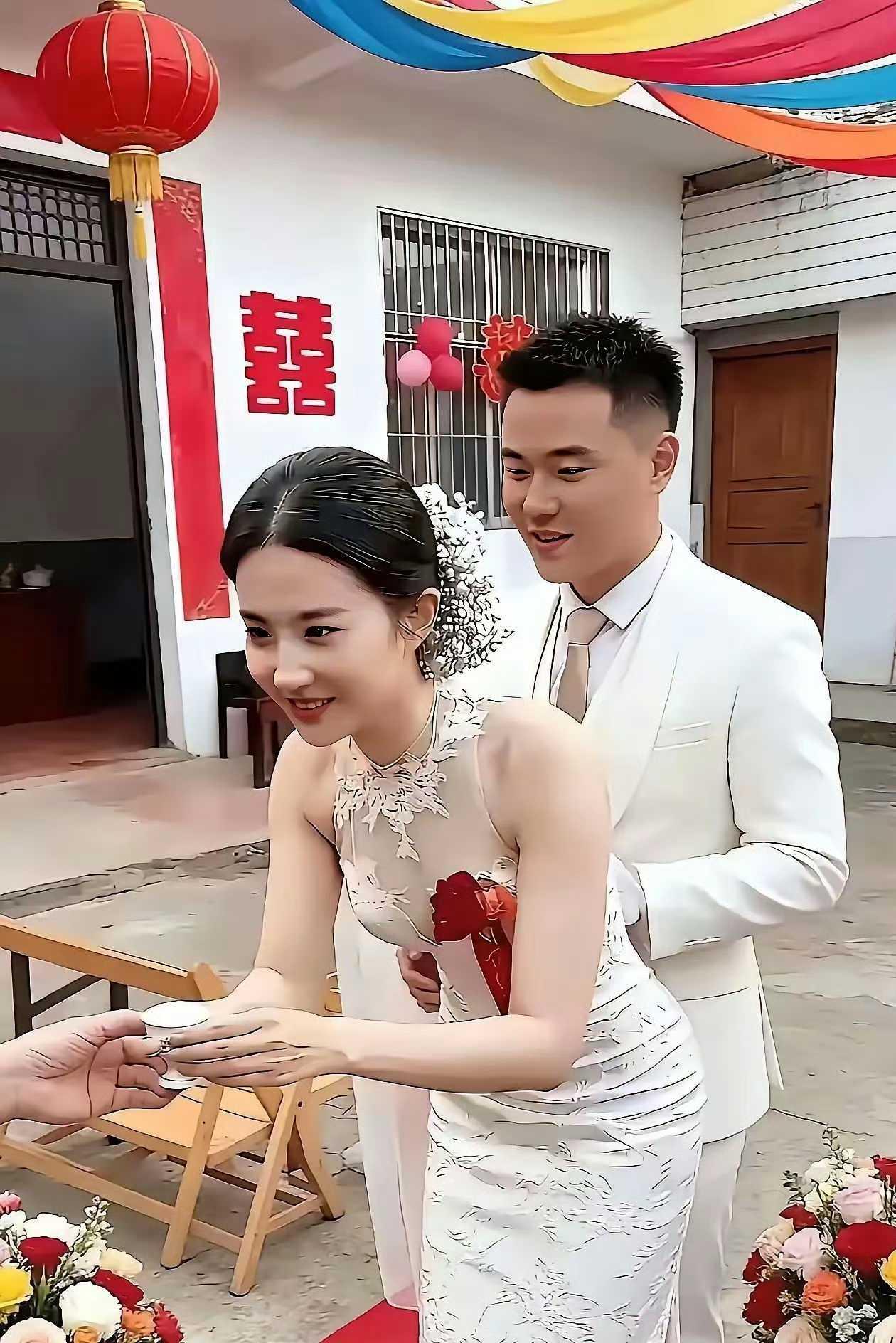 很般配并很有夫妻相的一对新人，新娘子笑容满面，躬身奉茶，是个很懂得礼节、落落大方
